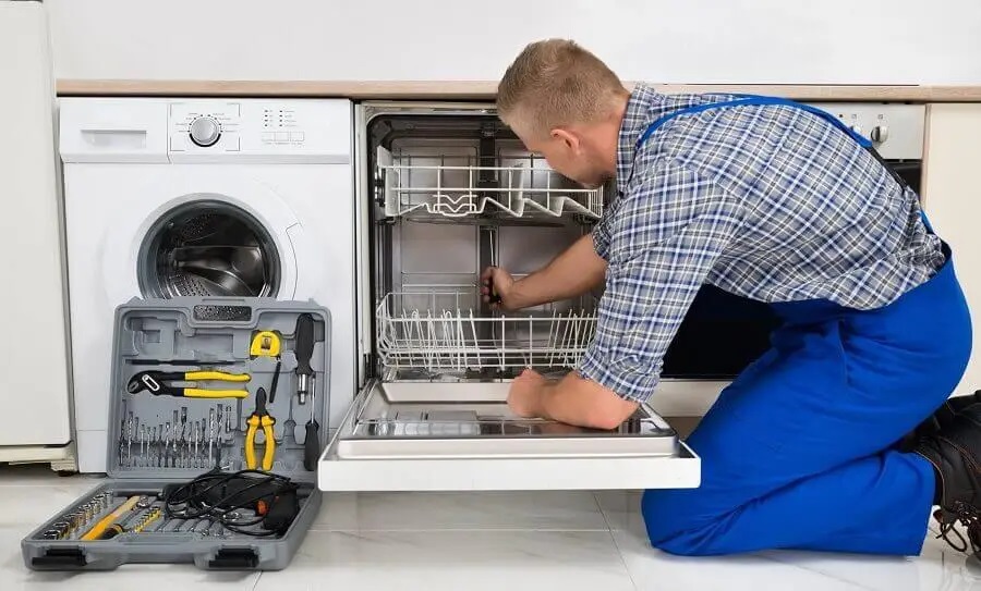 Kınık Daikin servisi teknisyen ekibi beyaz eşya tamiri yaparken